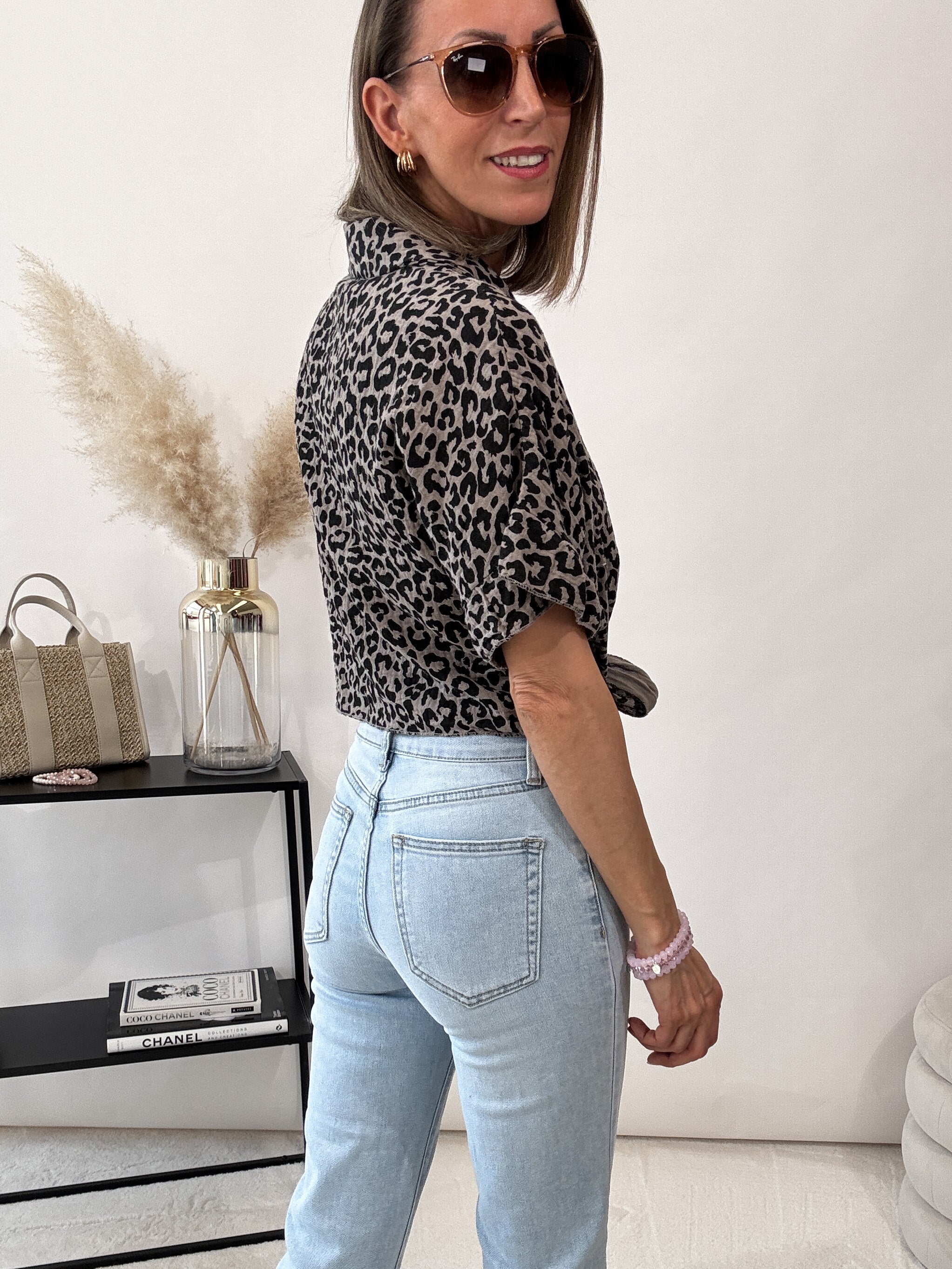 "Musselin Leo" kurze Bluse aus Baumwolle - grau