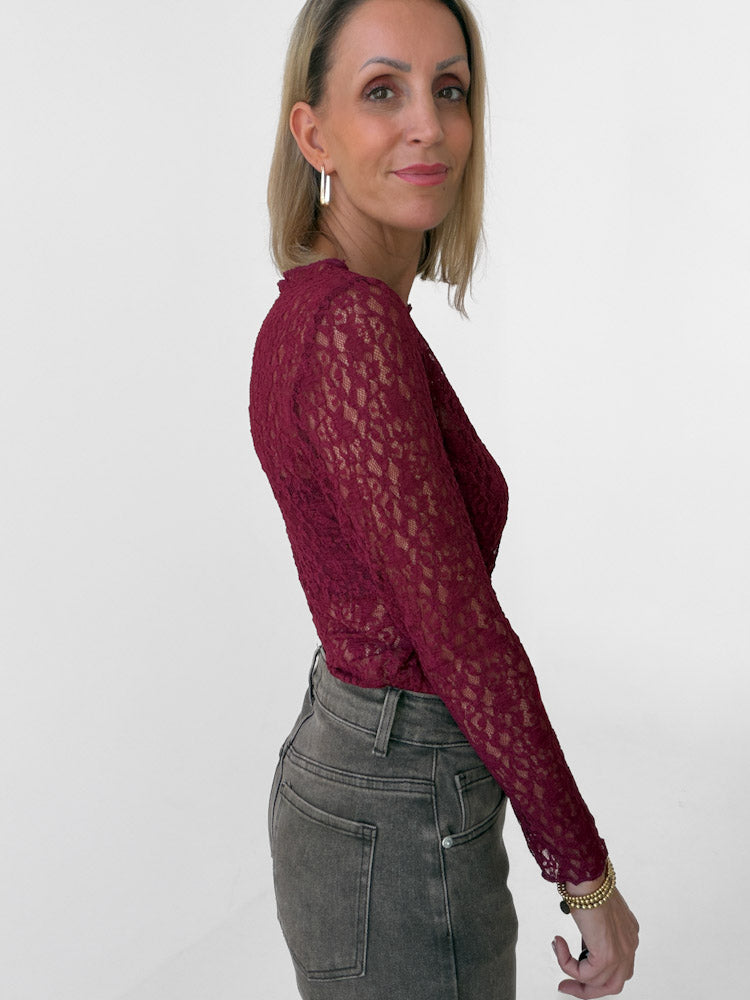 "Feral Lace 2.0" Shirt aus weicher Spitze - bordeaux