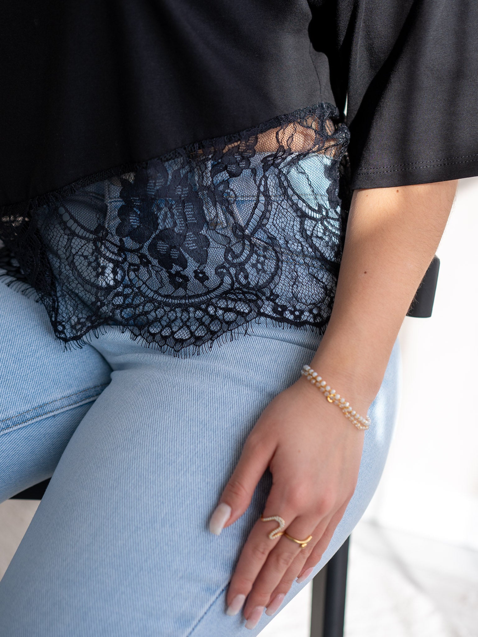 "Faro Lace" stylisches T-Shirt mit Spitzendetails - schwarz