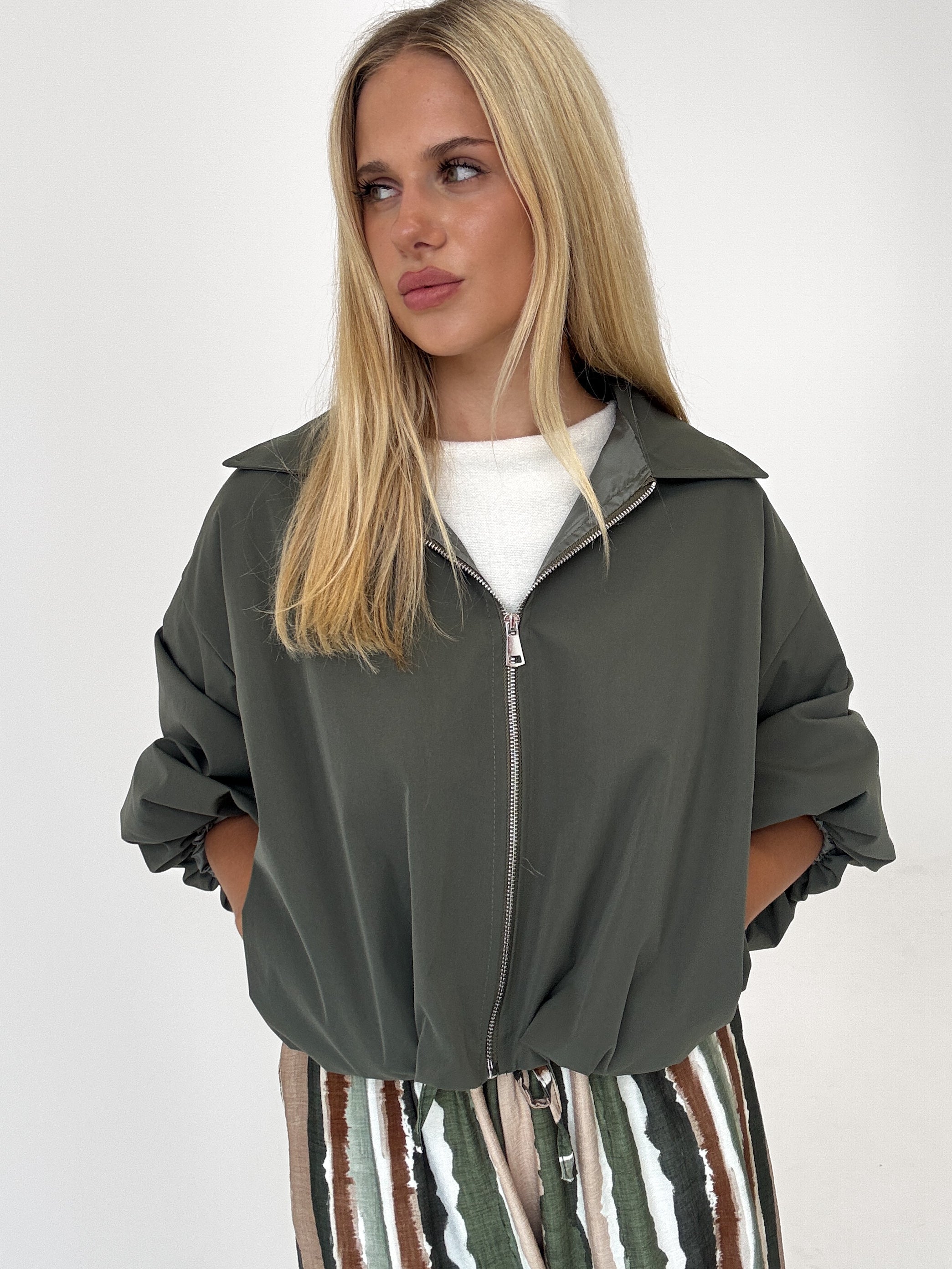 "Mena" stylische Jacke mit 7/8 Ärmeln - khaki