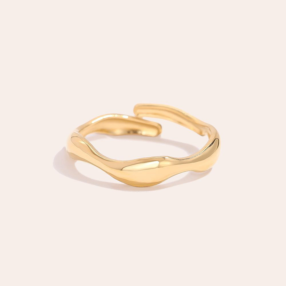 "Timeless Wave" stylischer Ring - gold