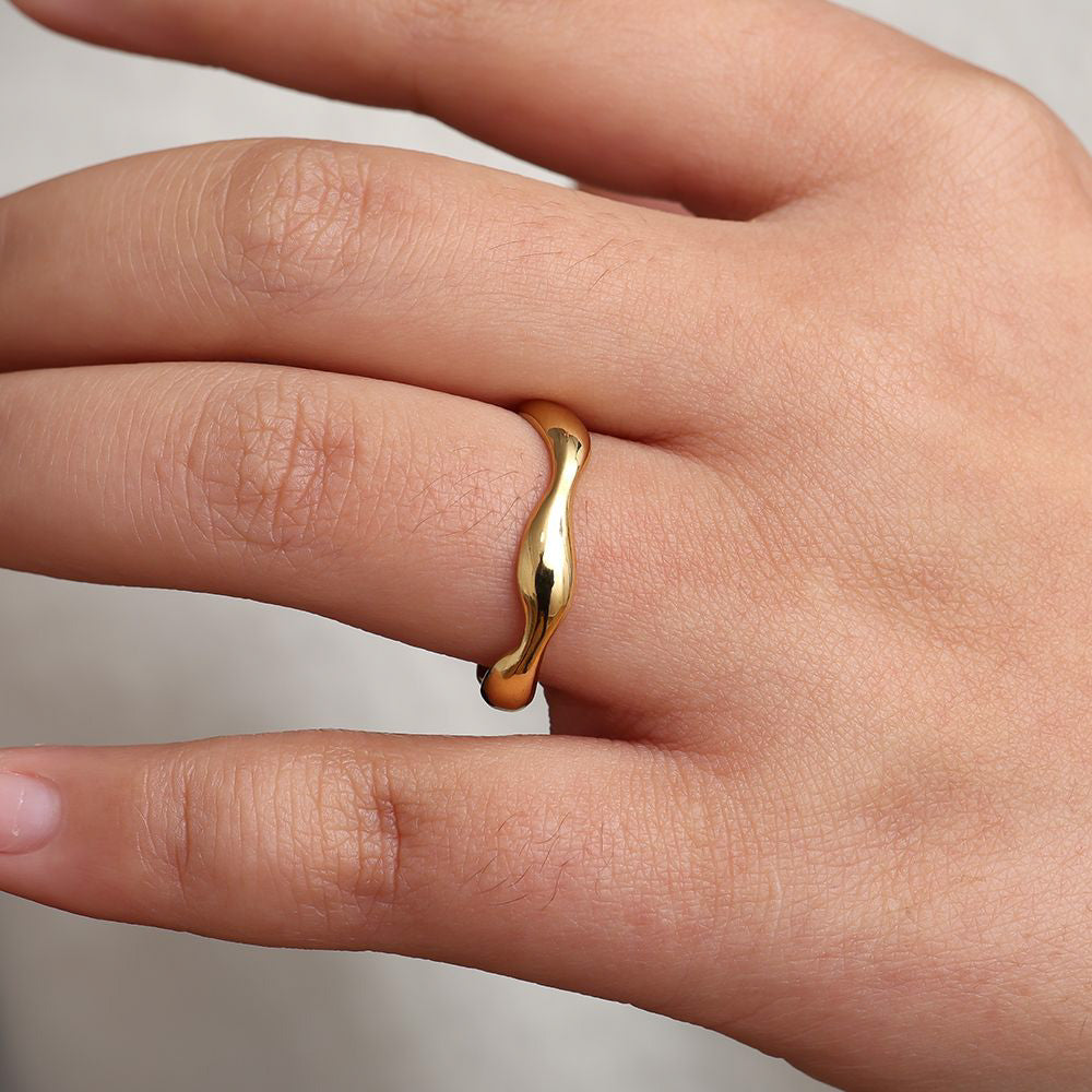 "Timeless Wave" stylischer Ring - gold