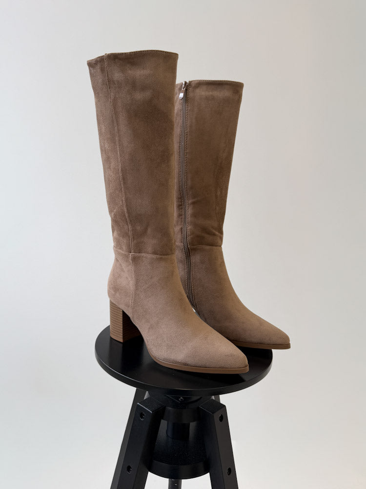 "Beau 2.0" Stiefel mit Absatz in Wildlederoptik - taupe