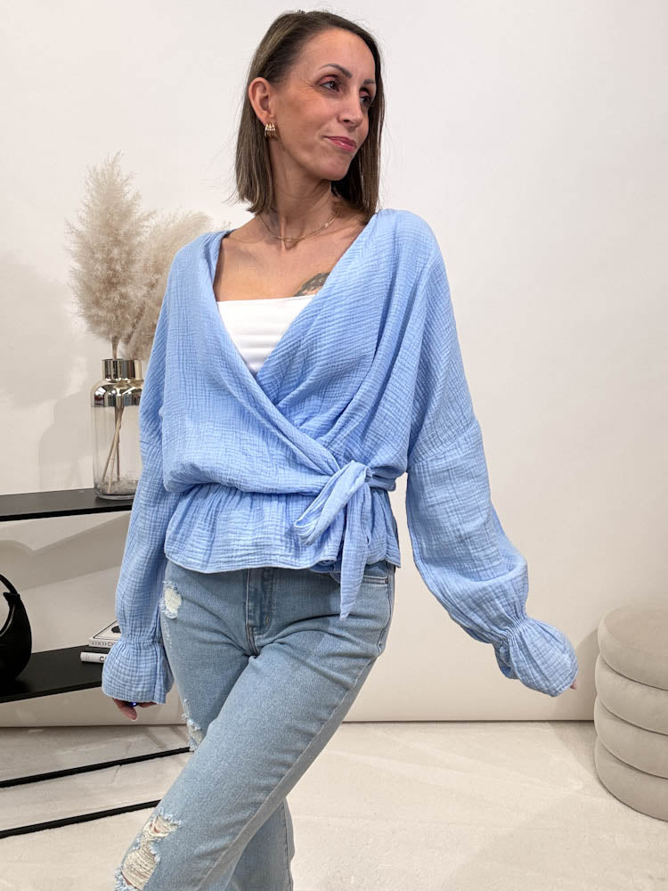 "Waffle" Wickelbluse aus Musselin - hellblau