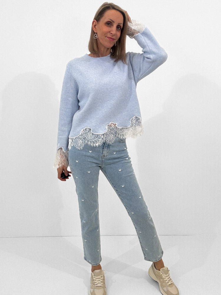 „Hearts & Denim" Mom Fit Jeans mit weißen Herzen - blau/weiß