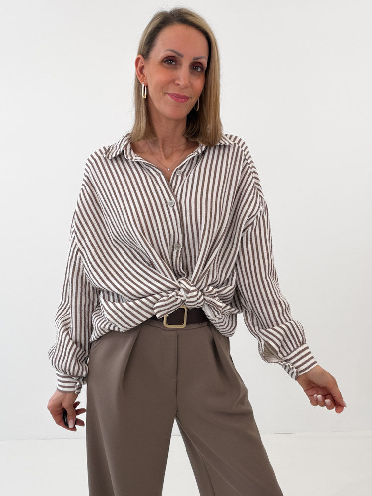 "Waffle Stripes 2.0 Midi" kurze Musselinbluse - mocca/weiß