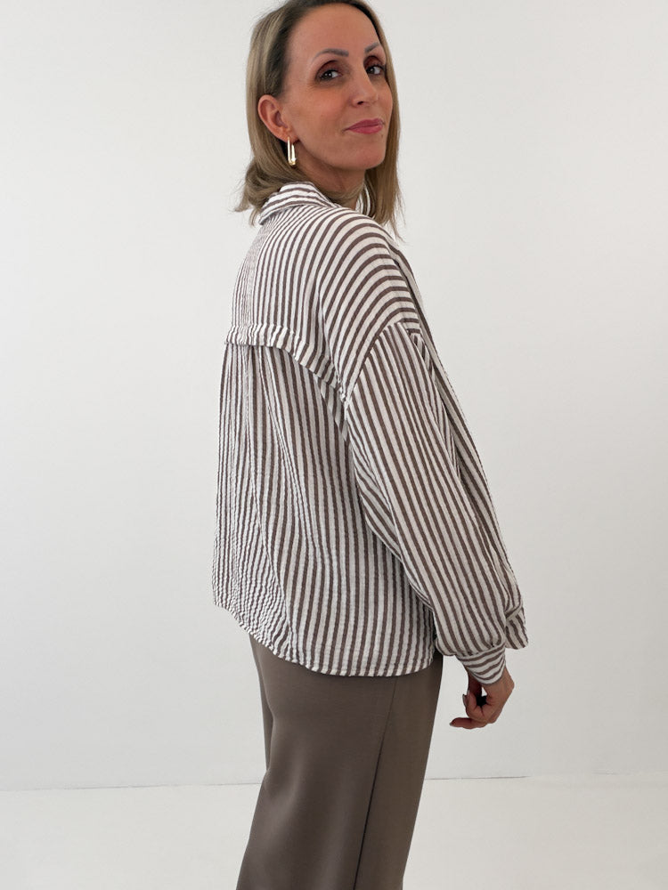 "Waffle Stripes 2.0 Midi" kurze Musselinbluse - mocca/weiß