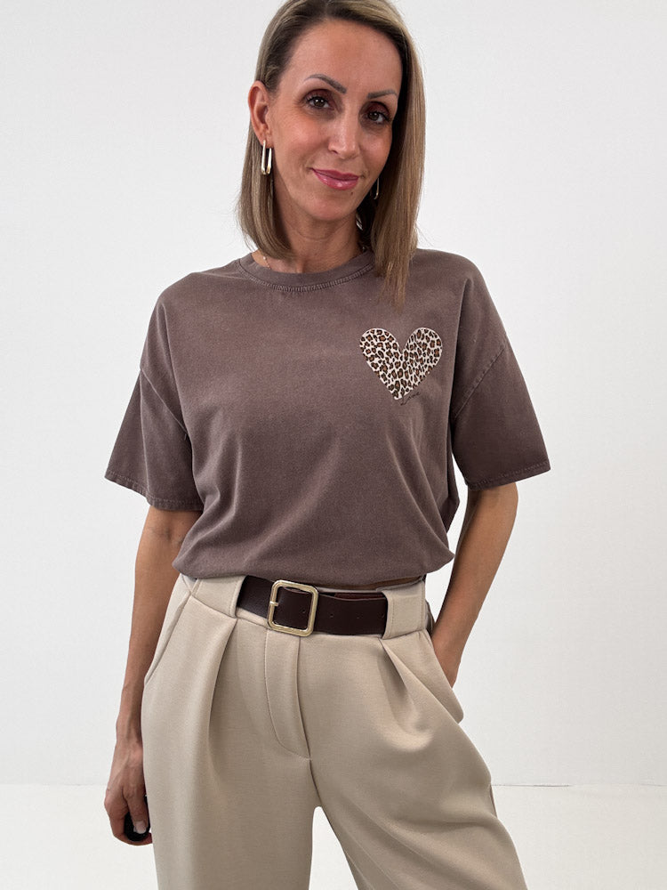 "Amour Leo" Shirt mit Statement - mocca