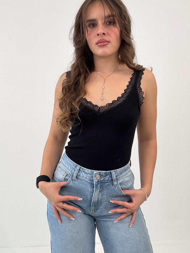 "Veria" viscose Top mit Spitzendetails - schwarz