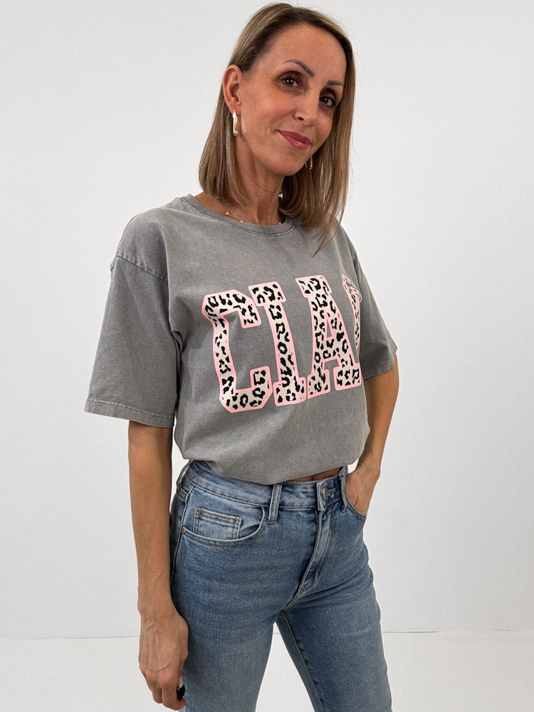 "Ciao" Shirt mit Statement in Leoprint - washed grey