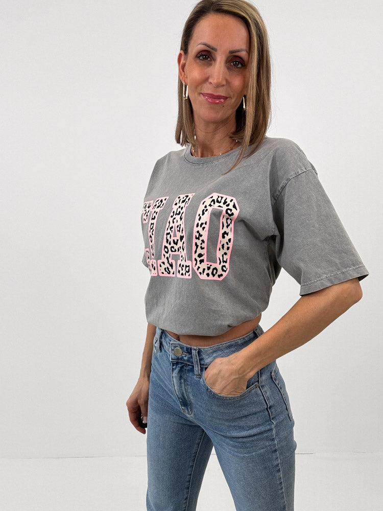 "Ciao" Shirt mit Statement in Leoprint - washed grey