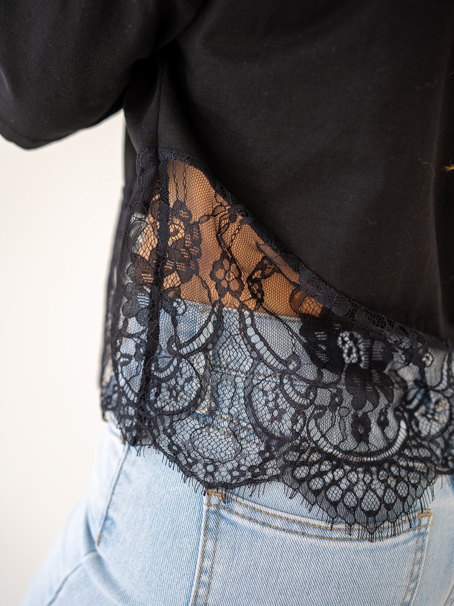"Faro Lace" stylisches T-Shirt mit Spitzendetails - schwarz