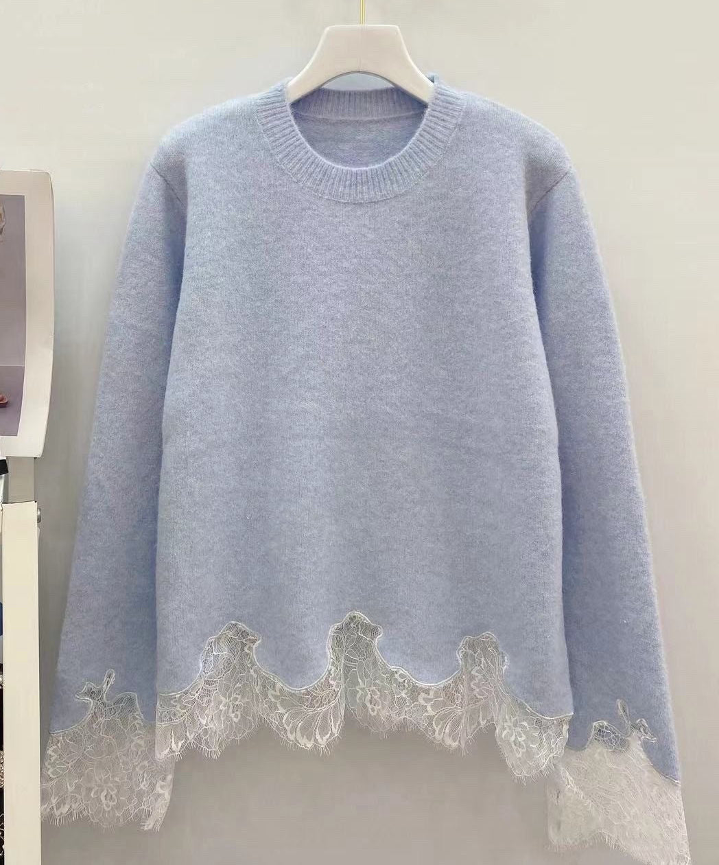 „Cesena Lace" süßer Pullover mit Spitzendetaills aus Viscose - Sky Blue