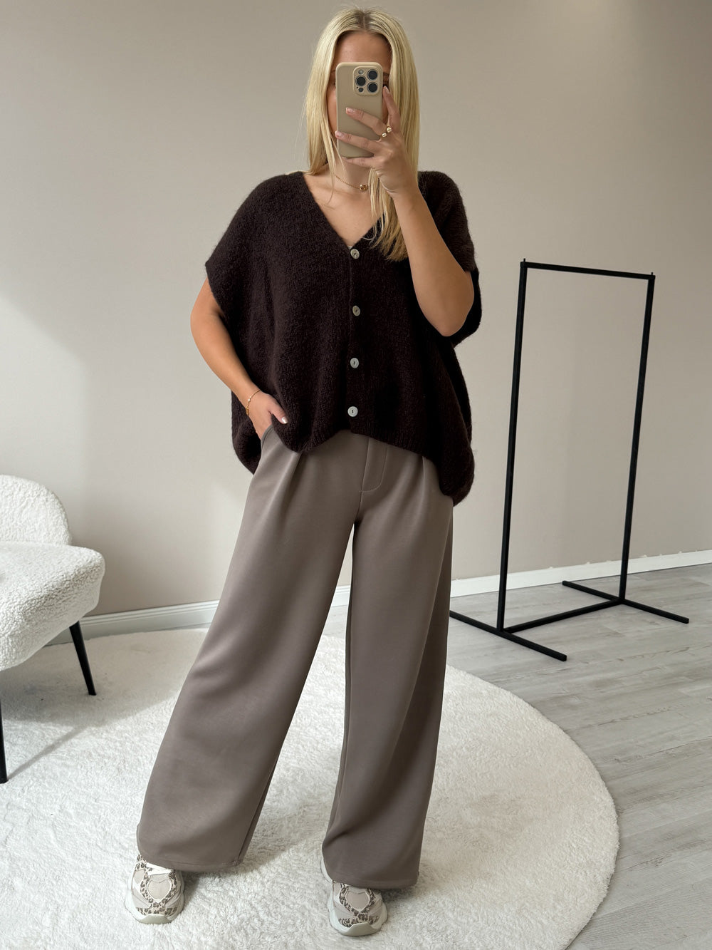 DARK MOCCA VEST LOOK