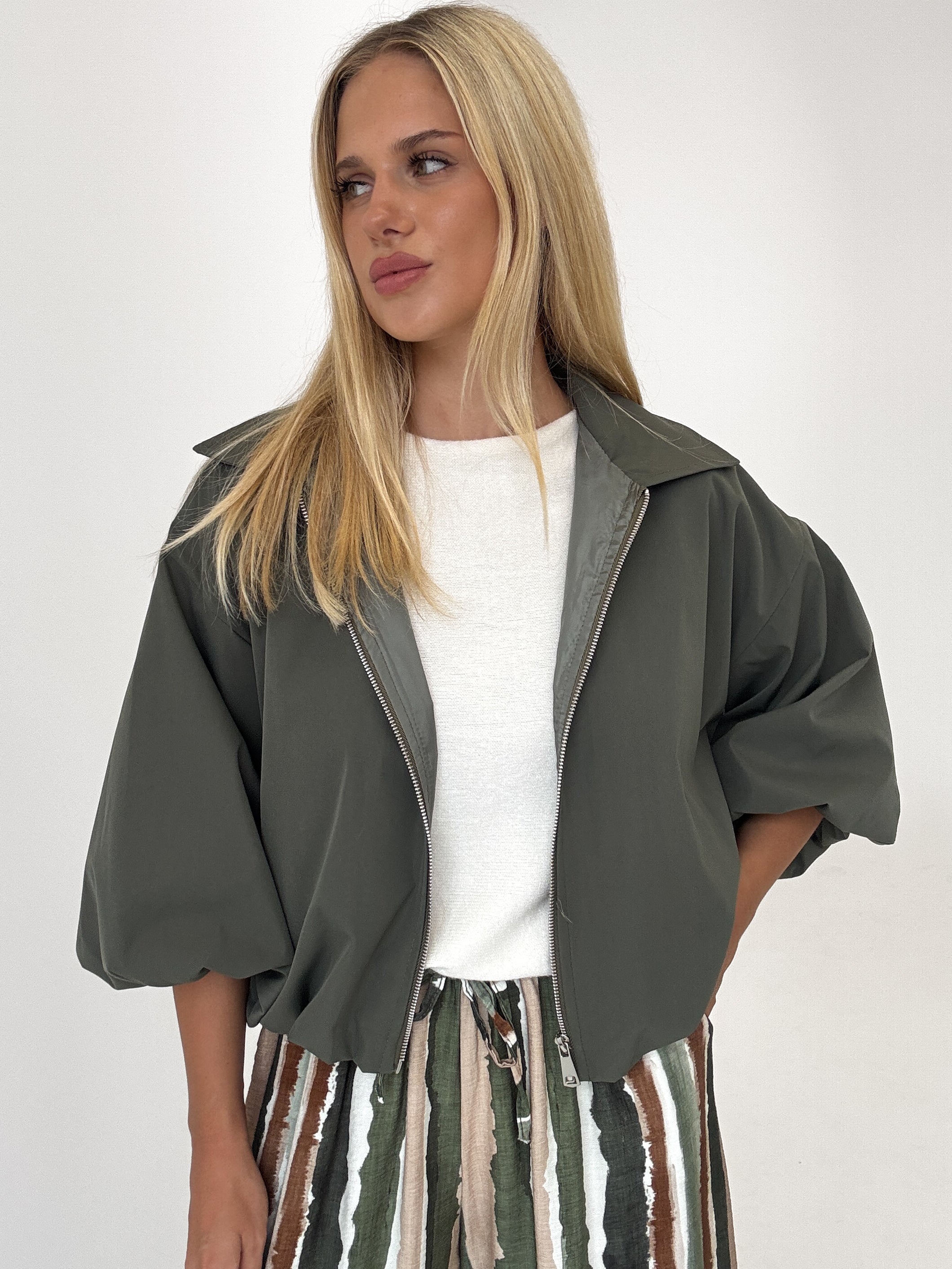 "Mena" stylische Jacke mit 7/8 Ärmeln - khaki