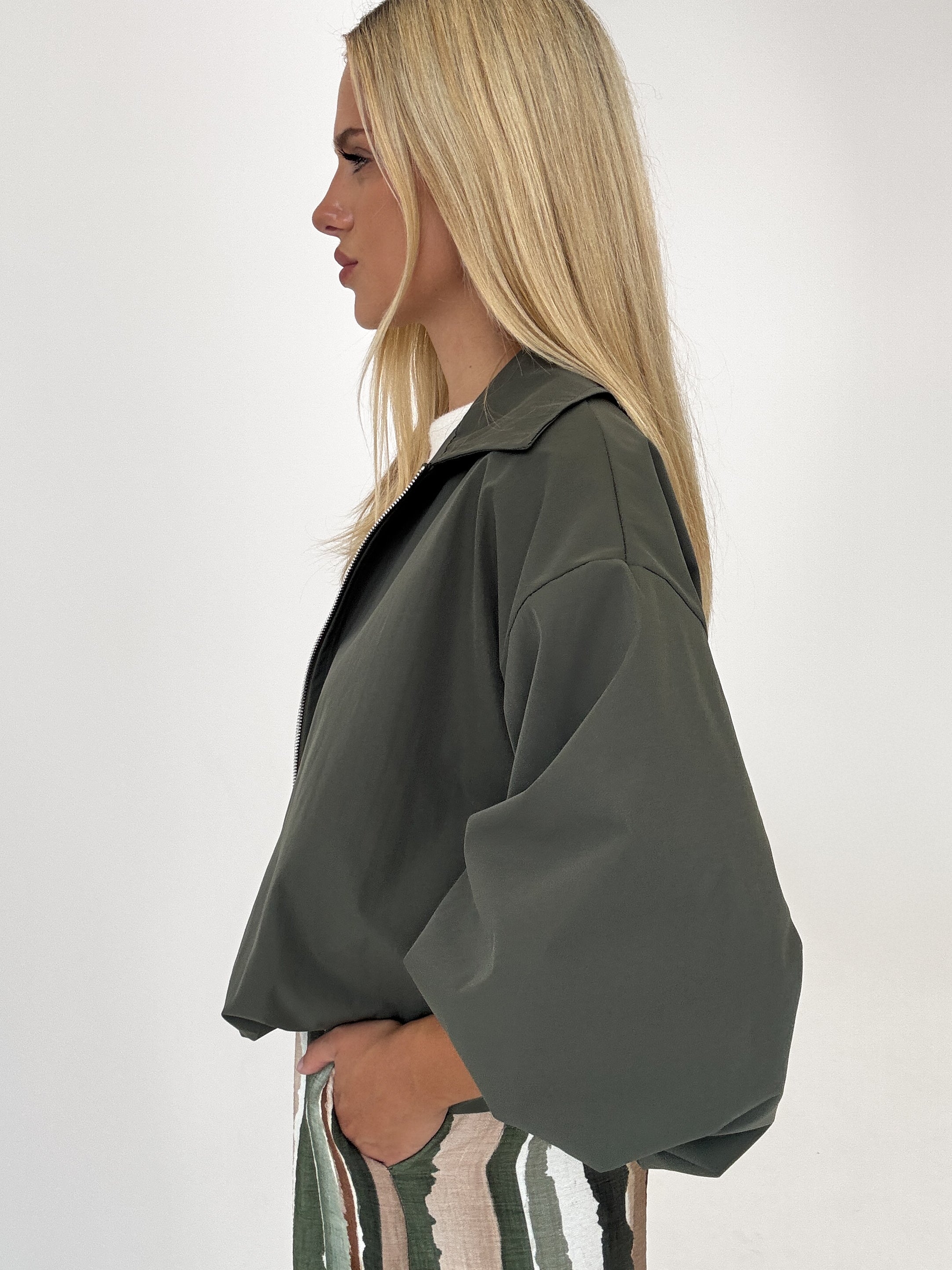 "Mena" stylische Jacke mit 7/8 Ärmeln - khaki