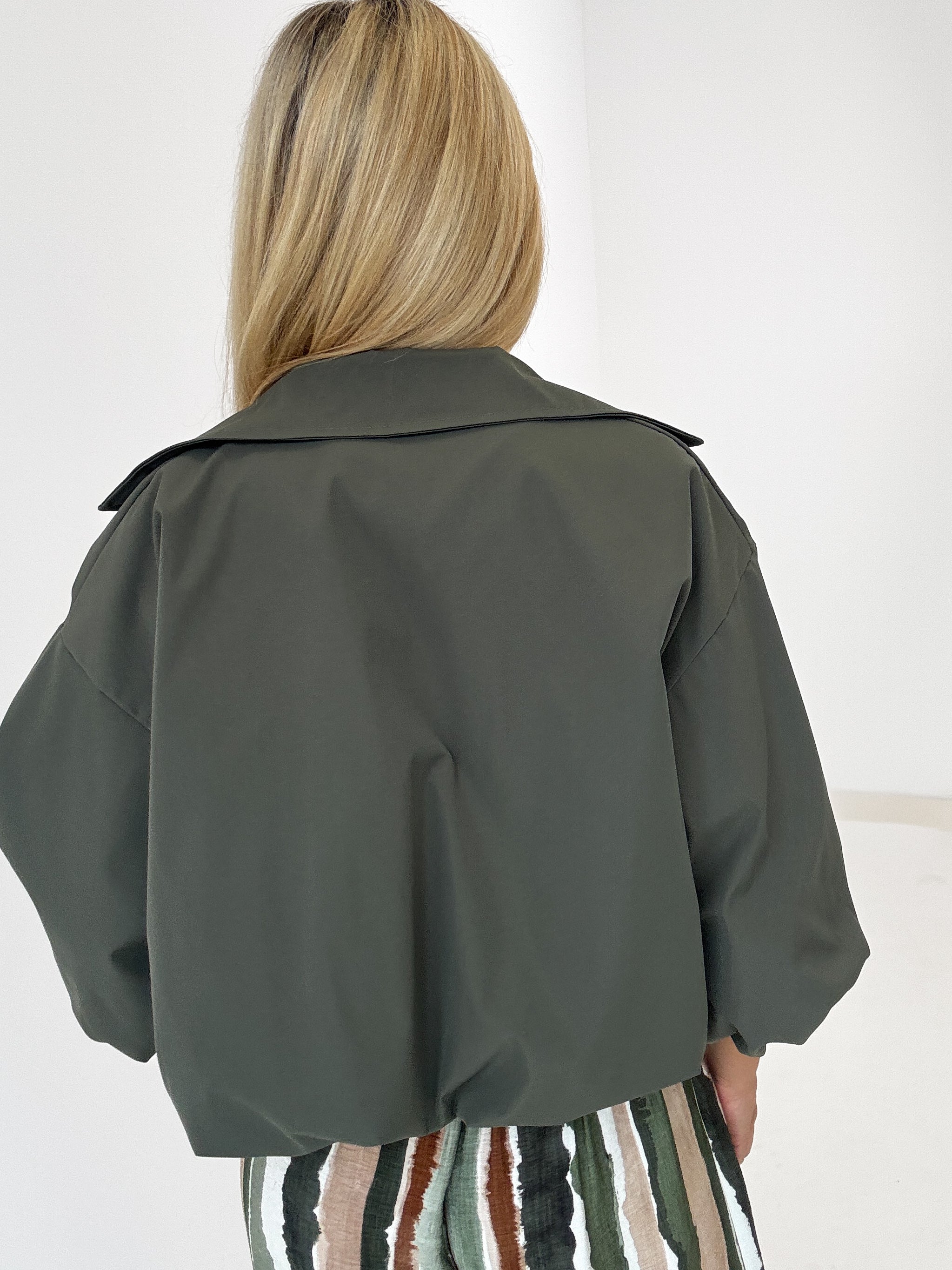 "Mena" stylische Jacke mit 7/8 Ärmeln - khaki