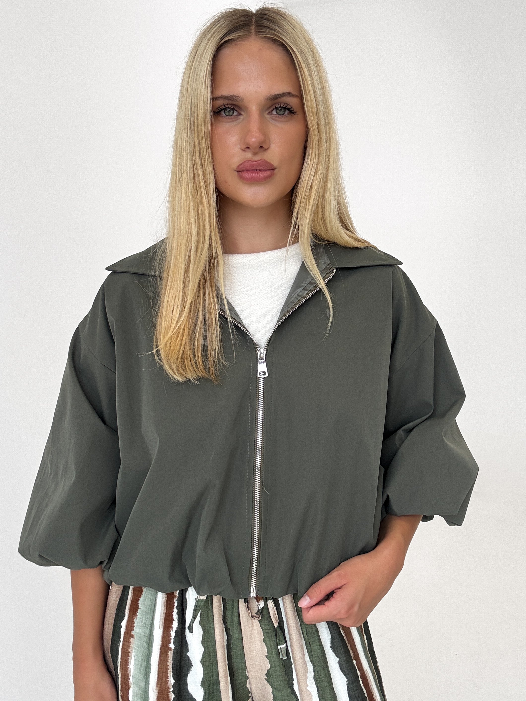"Mena" stylische Jacke mit 7/8 Ärmeln - khaki