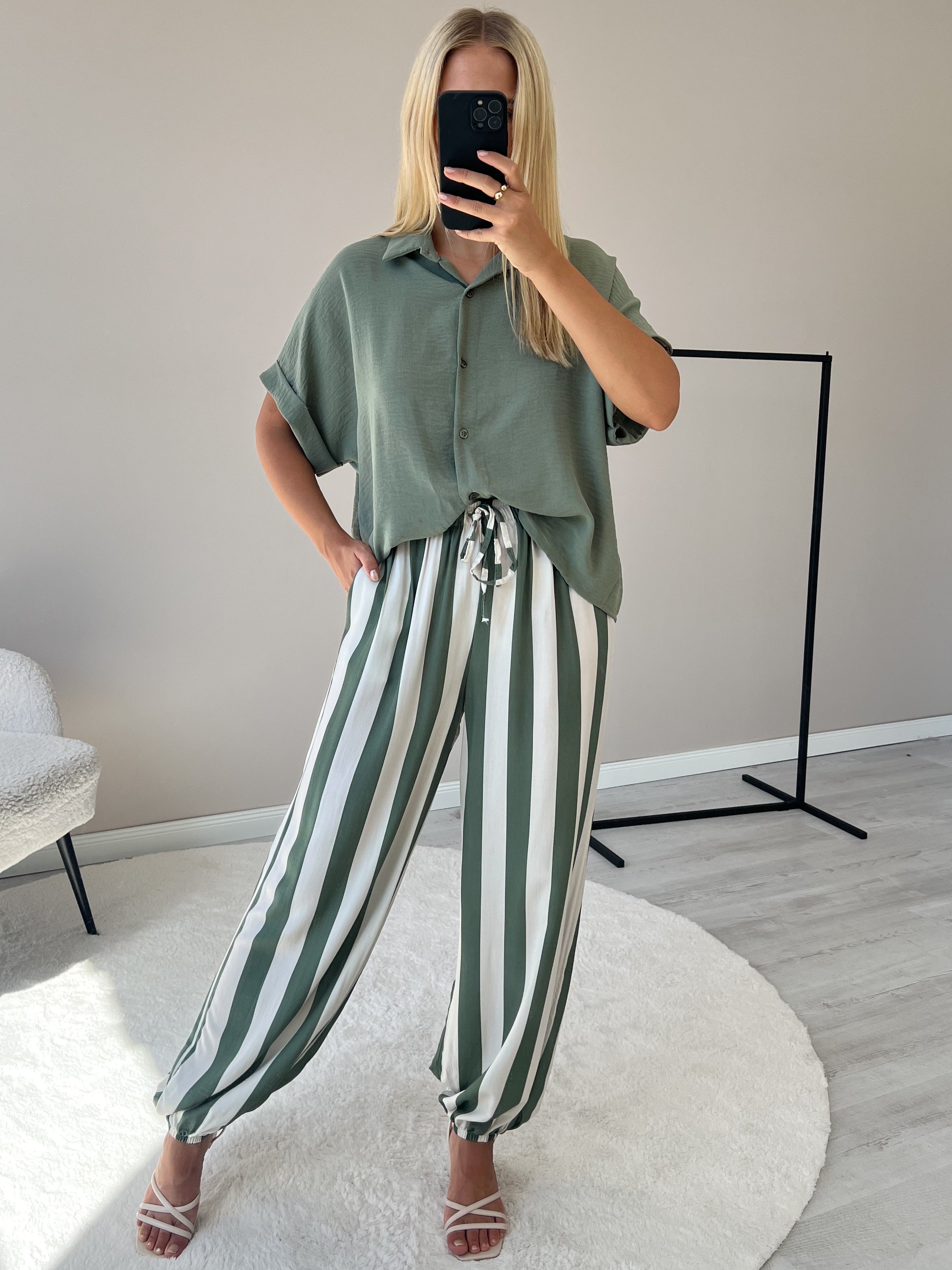 "Calma Stripes" weiche Pumphose aus Viscose - matcha/creme