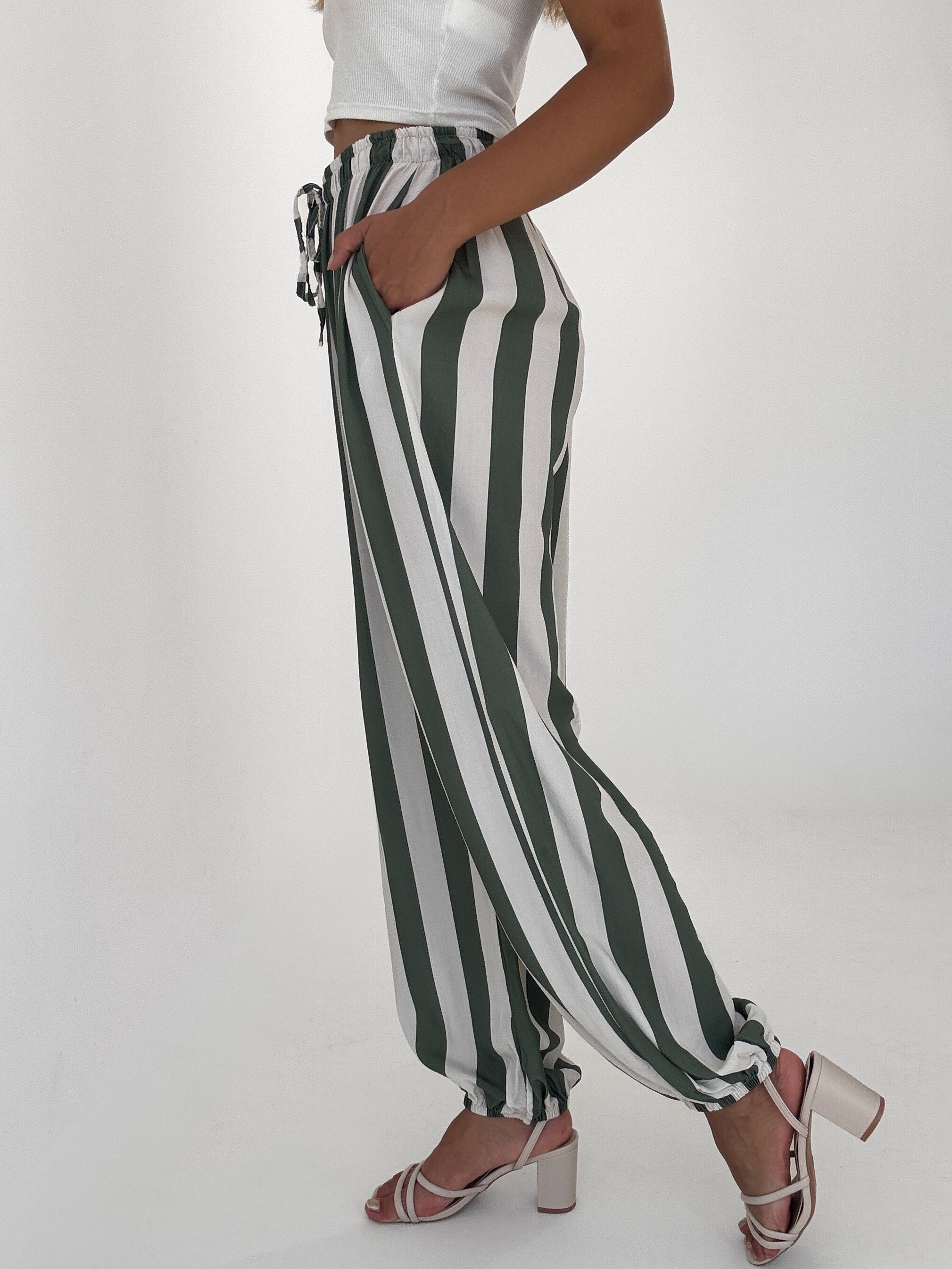 "Calma Stripes" weiche Pumphose aus Viscose - matcha/creme