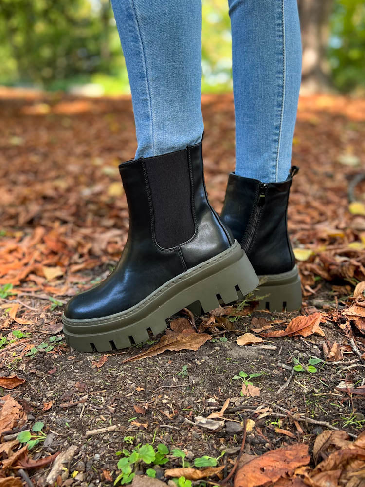 "Myla" Chelsea Boots mit Profilsohle - schwarz/olive