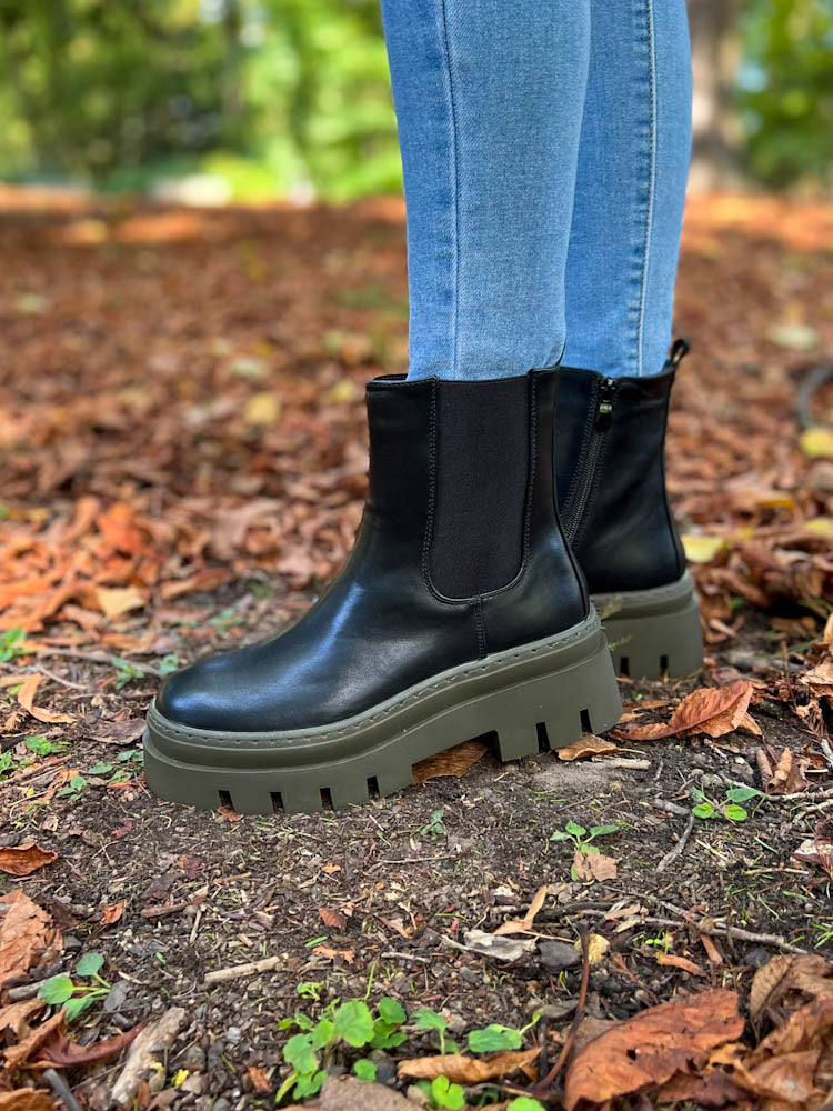 "Myla" Chelsea Boots mit Profilsohle - schwarz/olive