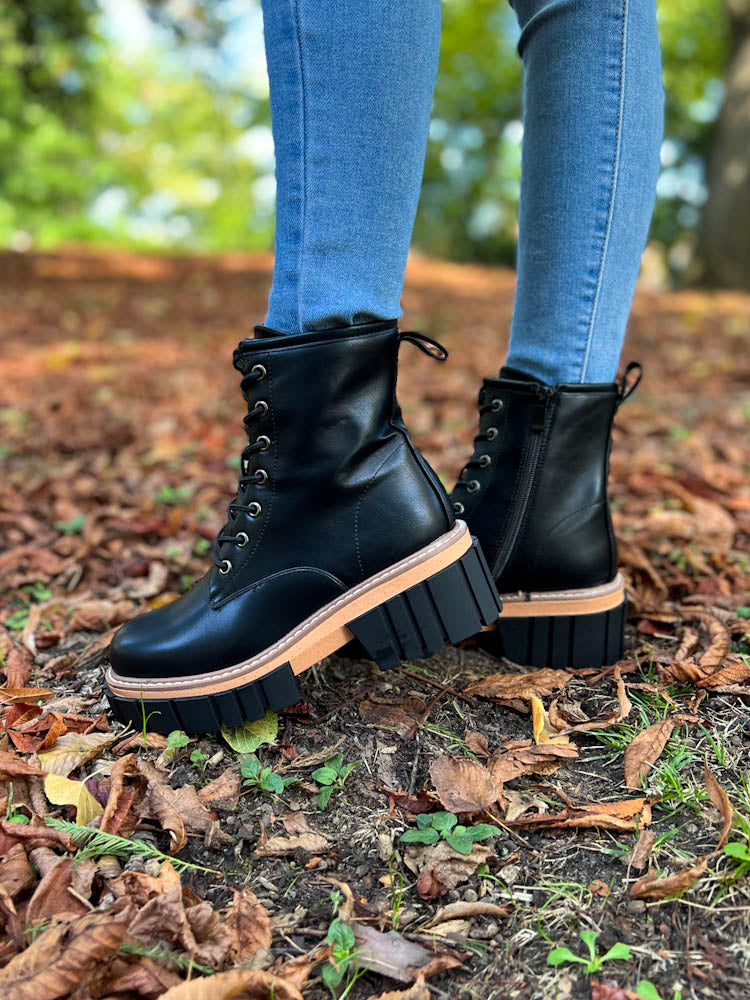 "Trendy" Boots mit Profilsohle - schwarz
