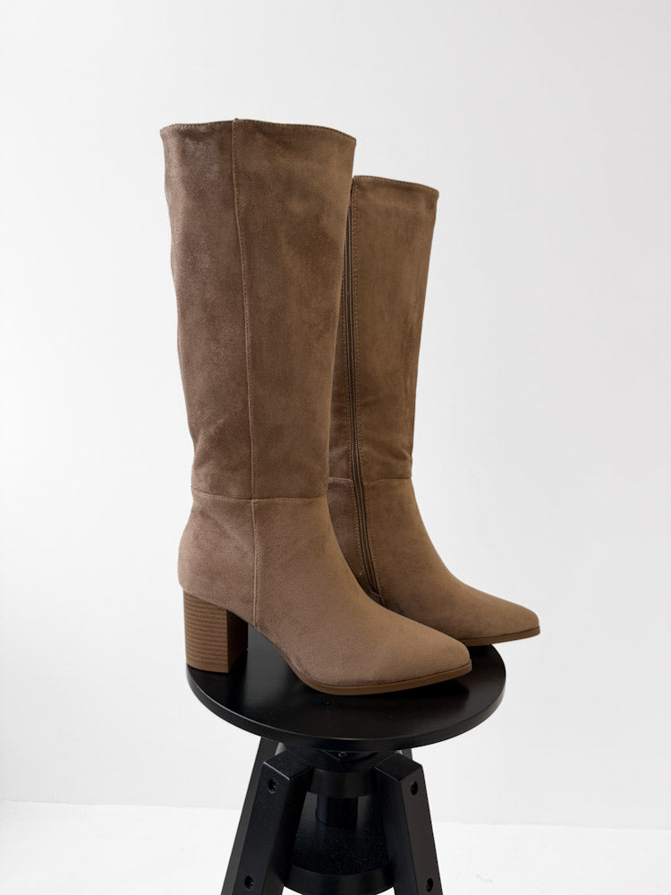 "Beau 2.0" Stiefel mit Absatz in Wildlederoptik - taupe