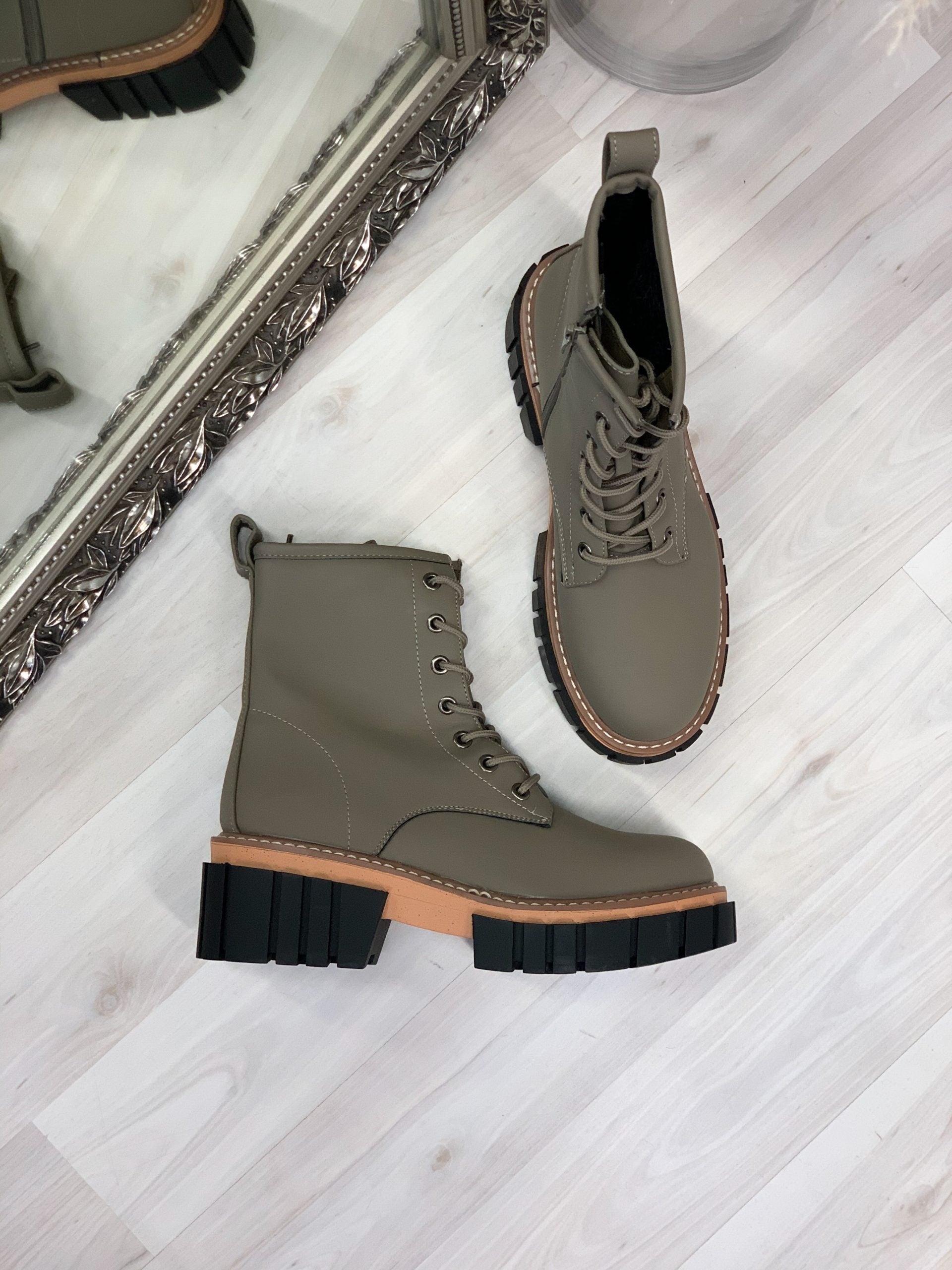 "Trendy" Boots mit Profilsohle - khaki