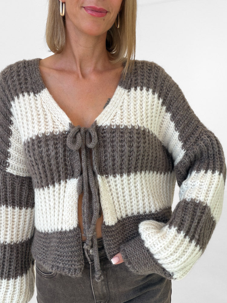"Malibu Stripes" weicher Cardigan mit Schleifen - mocca/creme