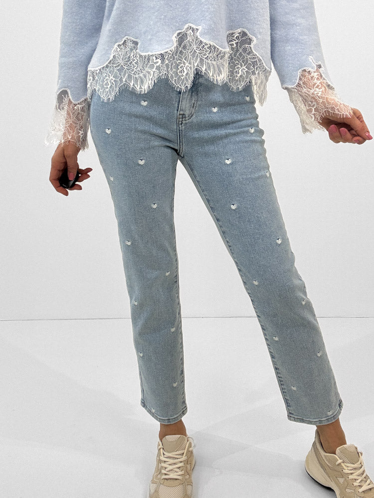 „Hearts & Denim" Mom Fit Jeans mit weißen Herzen - blau/weiß