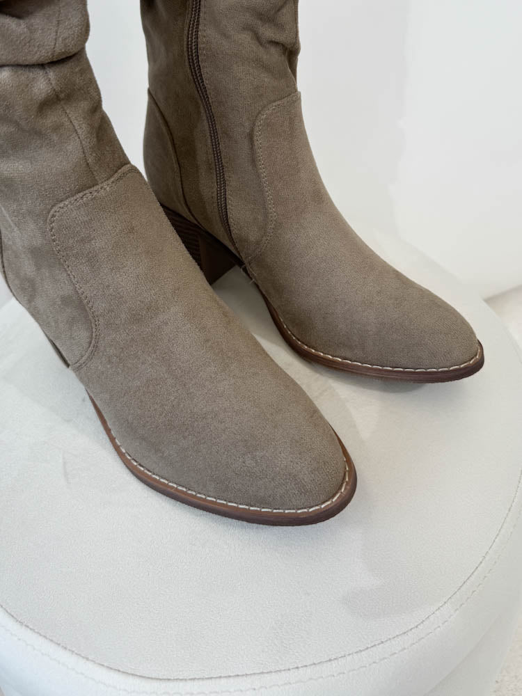 "Beau" Stiefel mit Absatz - taupe