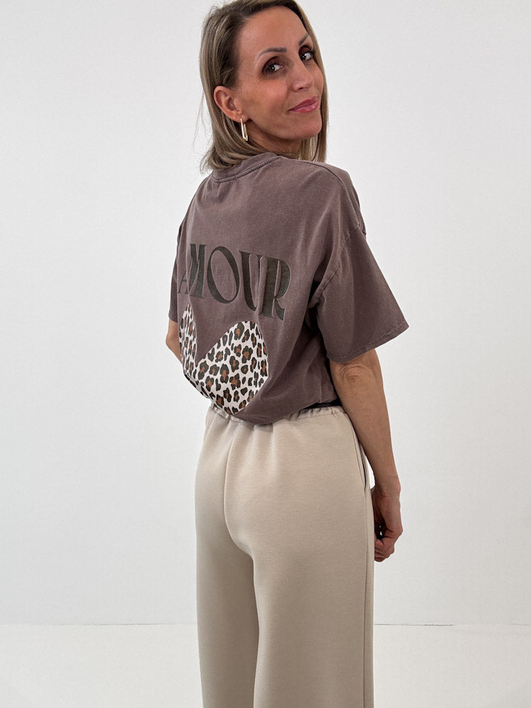 "Amour Leo" Shirt mit Statement - mocca