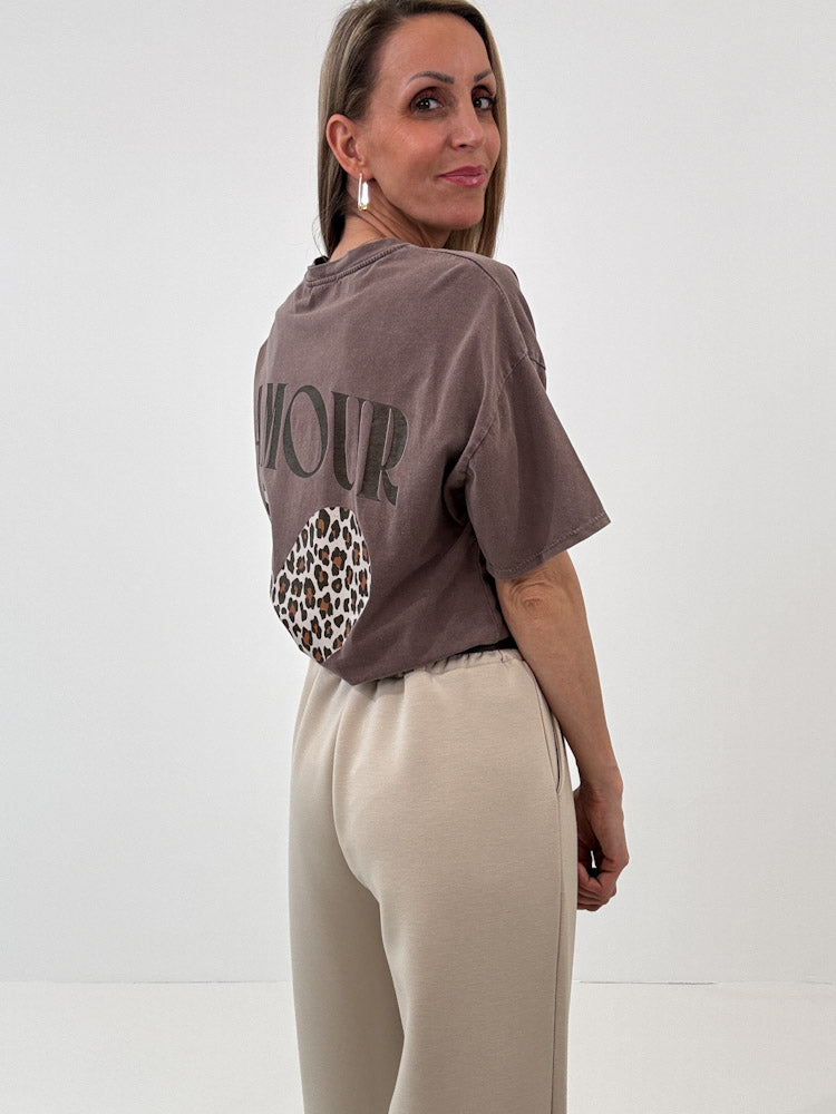 "Amour Leo" Shirt mit Statement - mocca