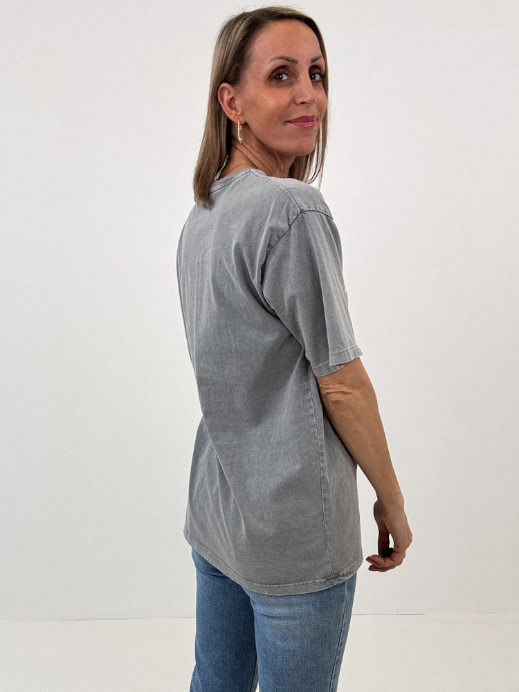 "Ciao" Shirt mit Statement in Leoprint - washed grey
