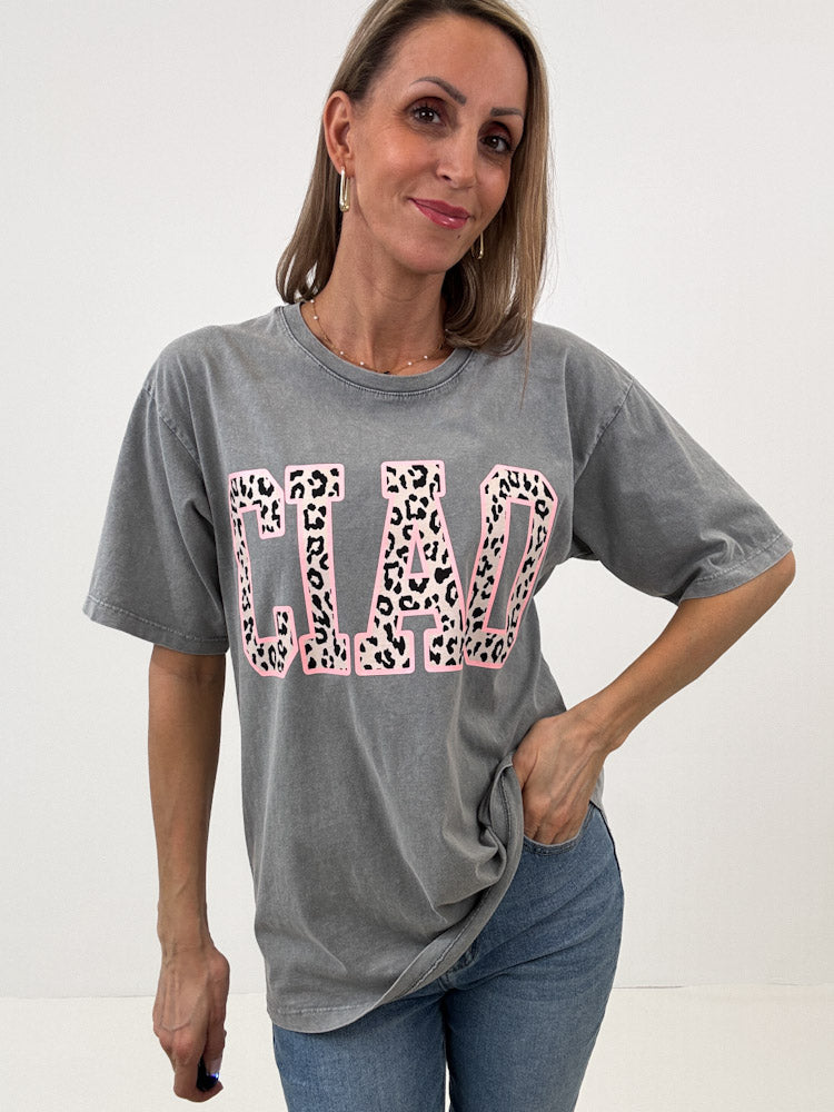 "Ciao" Shirt mit Statement in Leoprint - washed grey