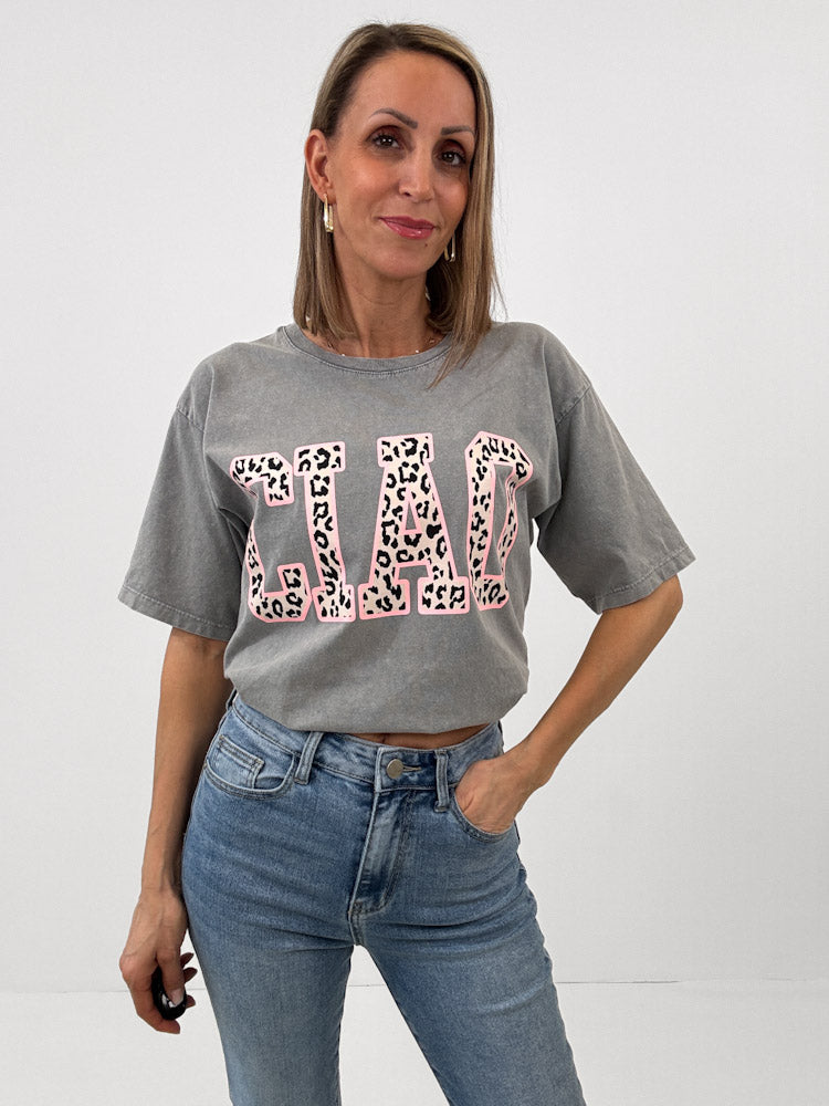 "Ciao" Shirt mit Statement in Leoprint - washed grey
