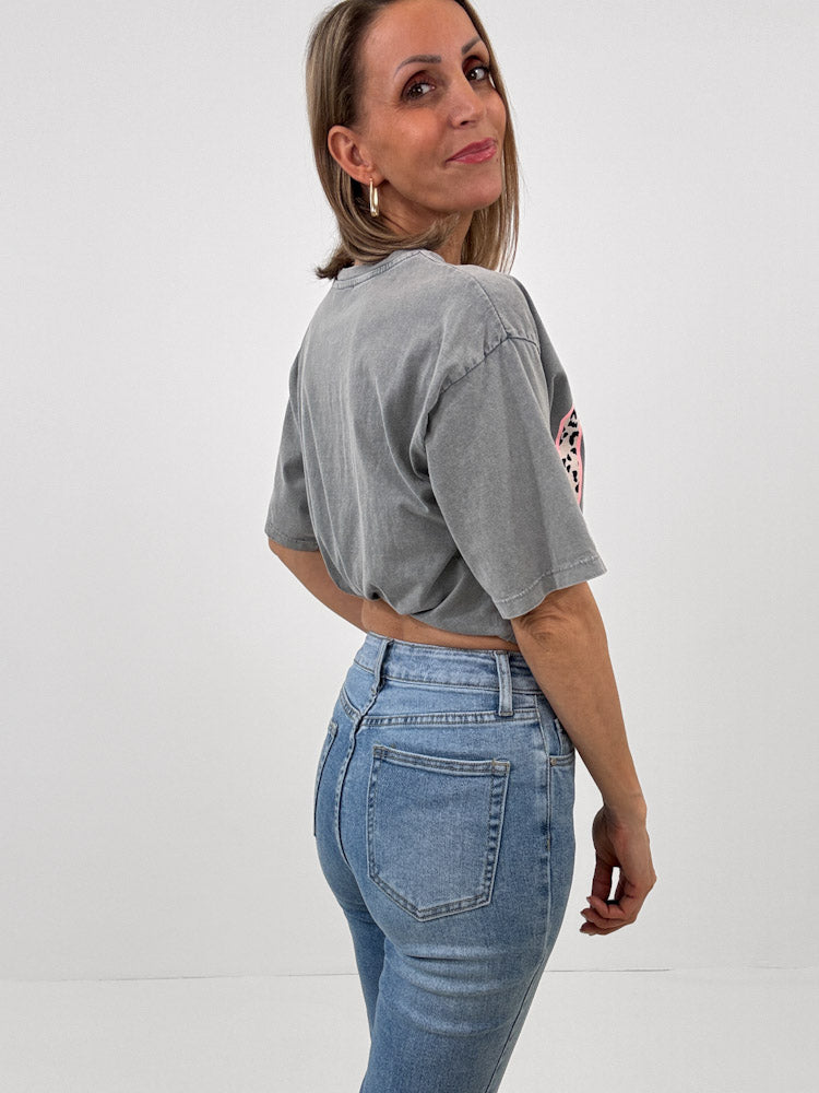 "Ciao" Shirt mit Statement in Leoprint - washed grey