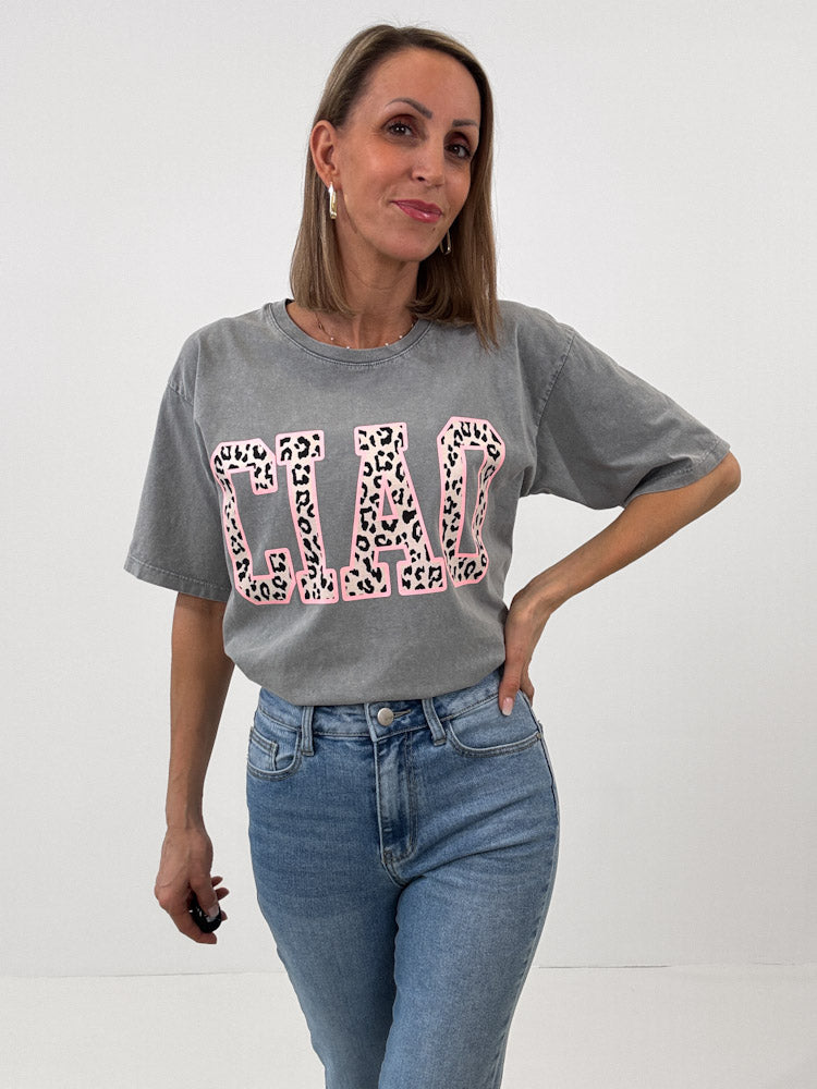 "Ciao" Shirt mit Statement in Leoprint - washed grey
