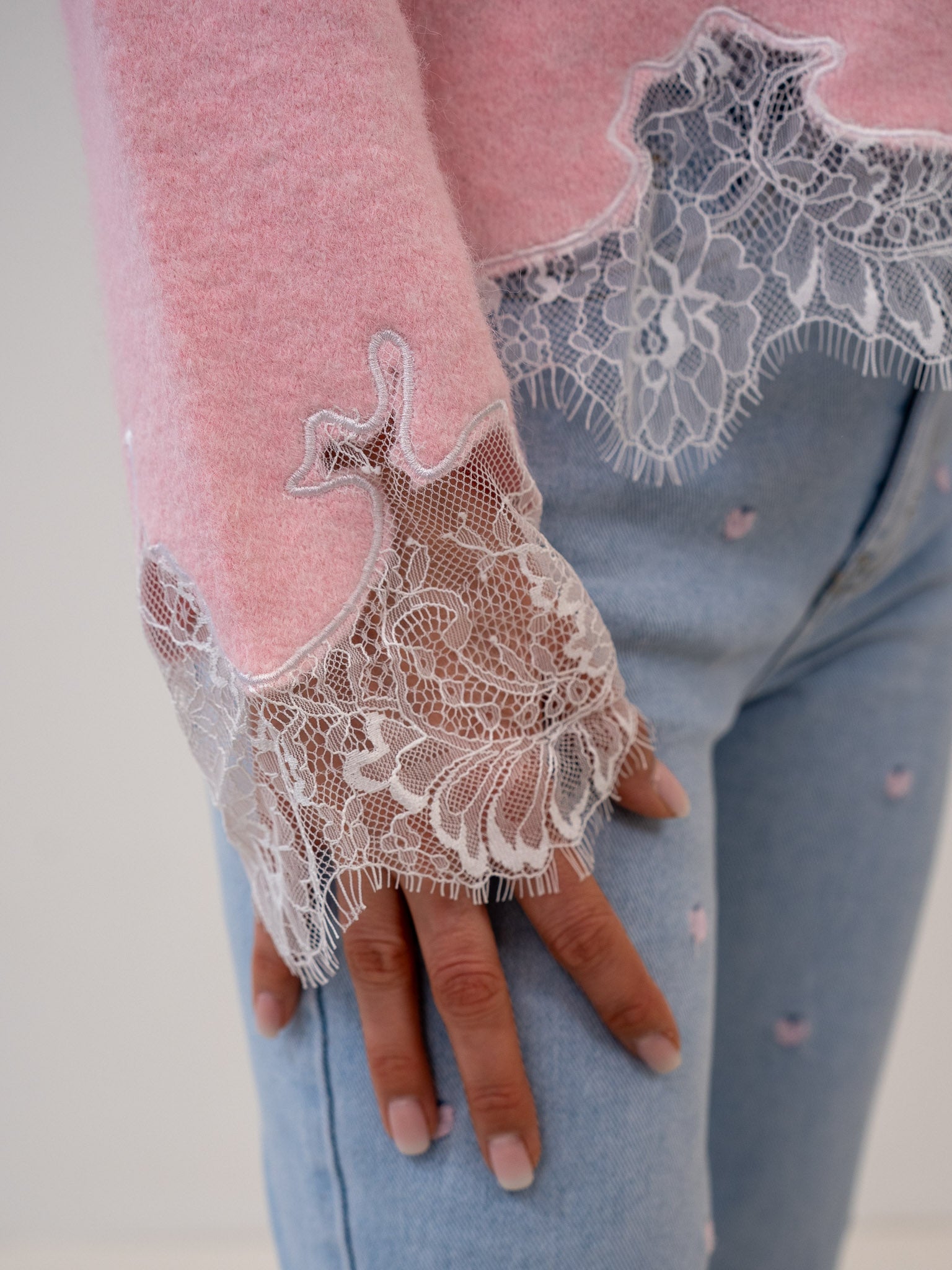 "Cesena Lace" süßer Pullover mit Spitzendetaills aus Viscose - rosa