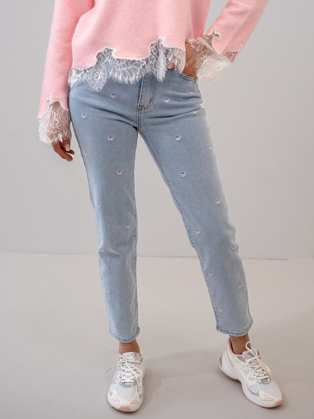 "Hearts & Denim" Mom Fit Jeans mit rosa Herzen - blau/rosa